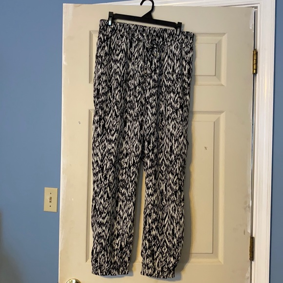 Guess Pants - Guess Gaucho/Jogger pants; size M